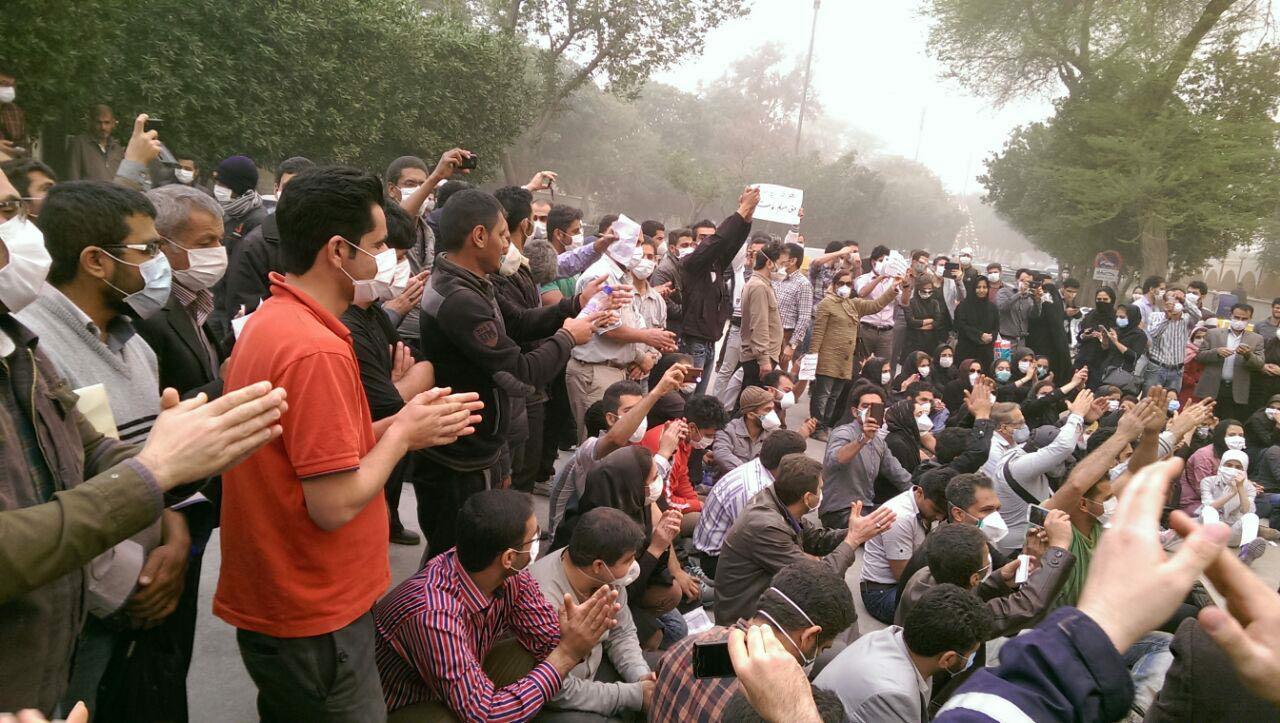 (تصویر) تجمع مقابل استانداری خوزستان