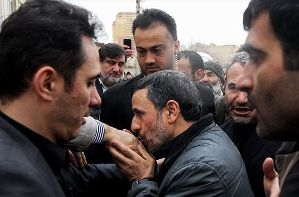 (تصاویر) برگزاری مراسم تشییع مادر احمدینژاد (تصاویر) برگزاری مراسم تشییع مادر احمدینژاد