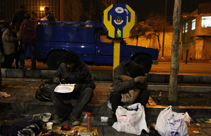 (تصاویر) توزیع غذا بین کارتنخوابهای تهران (تصاویر) توزیع غذا بین کارتنخوابهای تهران