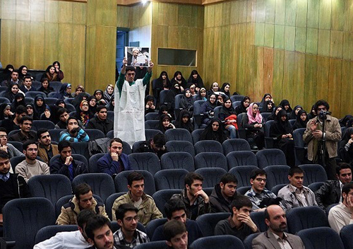 (تصاویر) اعتراض دانشجوی کفنپوش به رسایی (تصاویر) اعتراض دانشجوی کفنپوش به رسایی