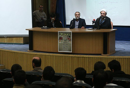 (تصاویر) اعتراض دانشجوی کفنپوش به رسایی (تصاویر) اعتراض دانشجوی کفنپوش به رسایی