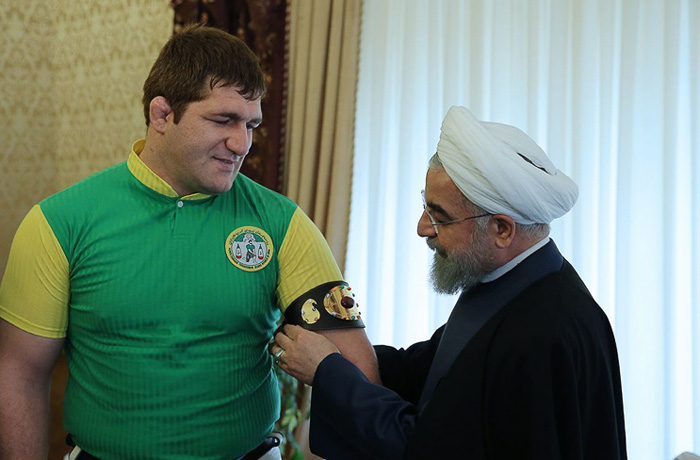 (تصاویر) احسان حدادی مدالش را به روحانی داد (تصاویر) احسان حدادی مدالش را به روحانی داد