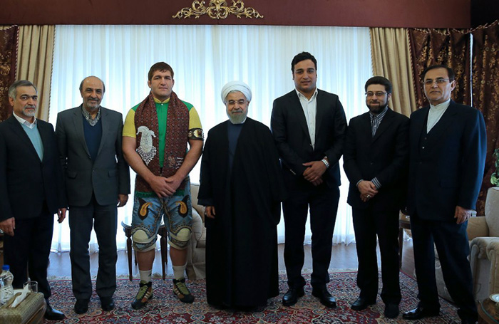 (تصاویر) احسان حدادی مدالش را به روحانی داد (تصاویر) احسان حدادی مدالش را به روحانی داد