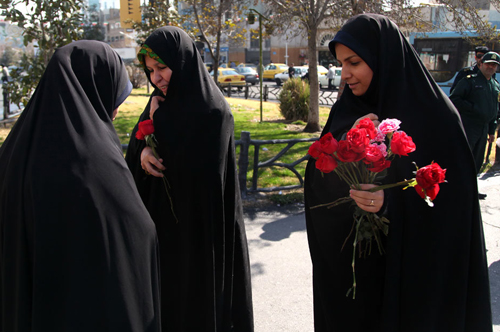 (تصاویر) اهدای گل به زنان چادری (تصاویر) اهدای گل به زنان چادری
