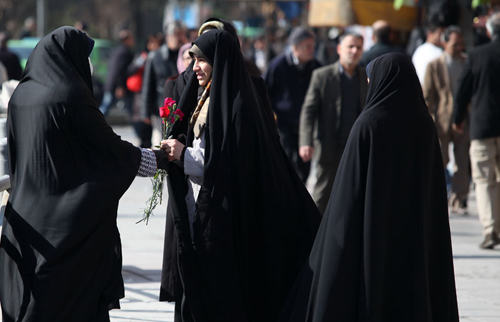 (تصاویر) اهدای گل به زنان چادری (تصاویر) اهدای گل به زنان چادری