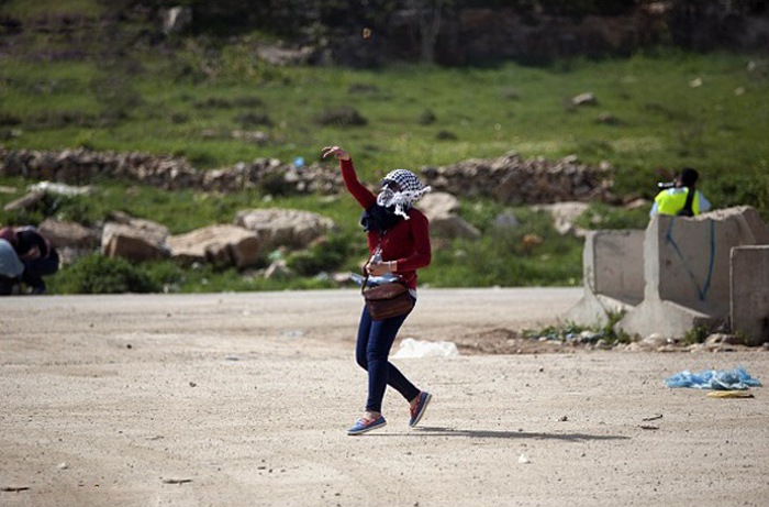 (تصاویر) بازداشت دختر فلسطینی با پای برهنه