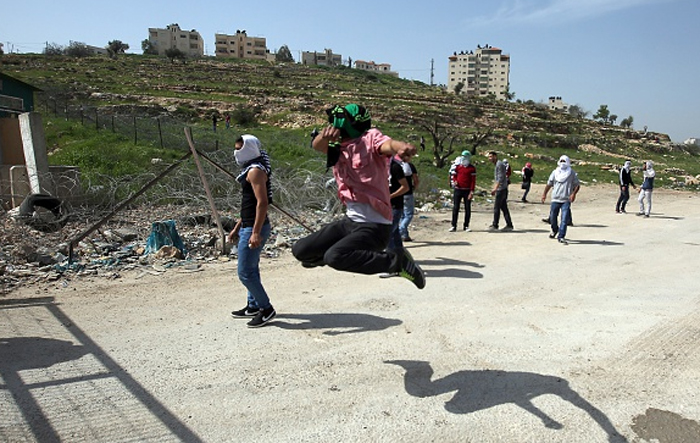 (تصاویر) بازداشت دختر فلسطینی با پای برهنه