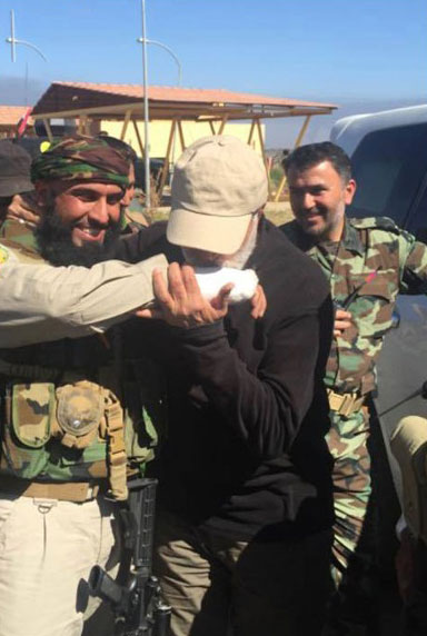 بوسۀ فرمانده حشد شعبی به دست «ابوعزرائیل» بوسۀ فرمانده حشد شعبی به دست «ابوعزرائیل»