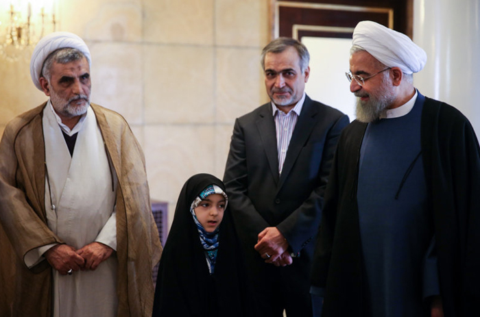 (تصاویر) هدیه روحانی به حافظ خردسال قرآن (تصاویر) هدیه روحانی به حافظ خردسال قرآن