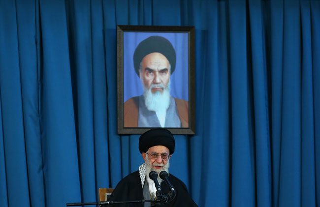 (تصاویری) سخنرانی رهبر انقلاب در حرم رضوی (تصاویری) سخنرانی رهبر انقلاب در حرم رضوی