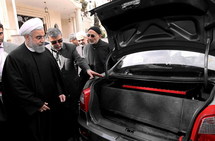 (تصاویر) حسن روحانی پشت فرمان (تصاویر) حسن روحانی پشت فرمان