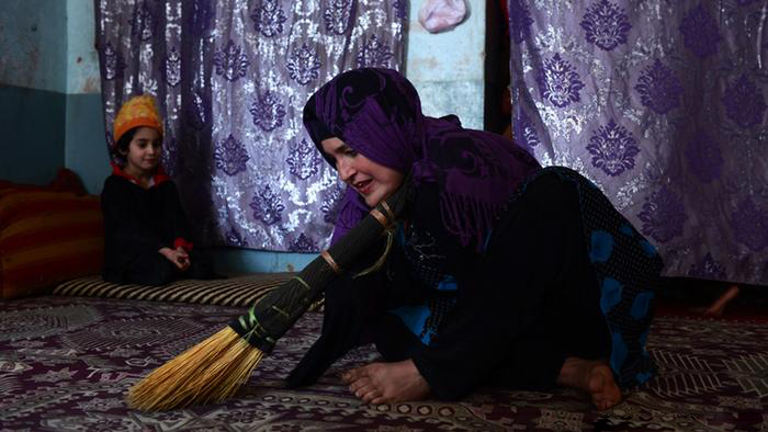 (تصاویر) زندگی زن افغان بدون دست