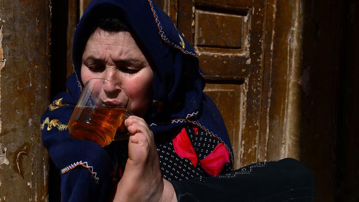 (تصاویر) زندگی زن افغان بدون دست