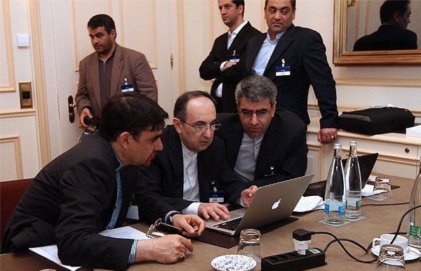 (تصاویر) تیم هستهای ایران در حال خواندن متن تفاهم (تصاویر) تیم هستهای ایران در حال خواندن متن تفاهم