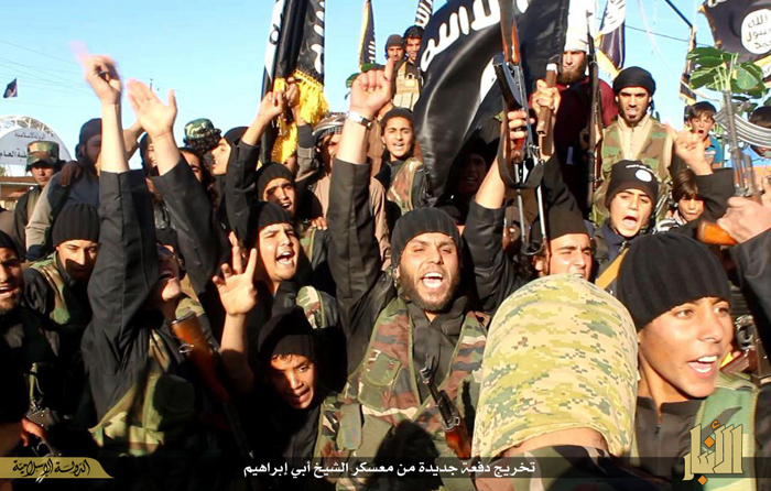(تصاویر) مانور فارغالتحصیلان داعش در (تصاویر) مانور فارغالتحصیلان داعش در
