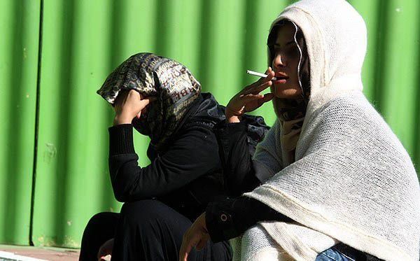 چرا زنان شیشه، ماریجوانا و گُل میکشند؟ چرا زنان شیشه، ماریجوانا و گُل میکشند؟
