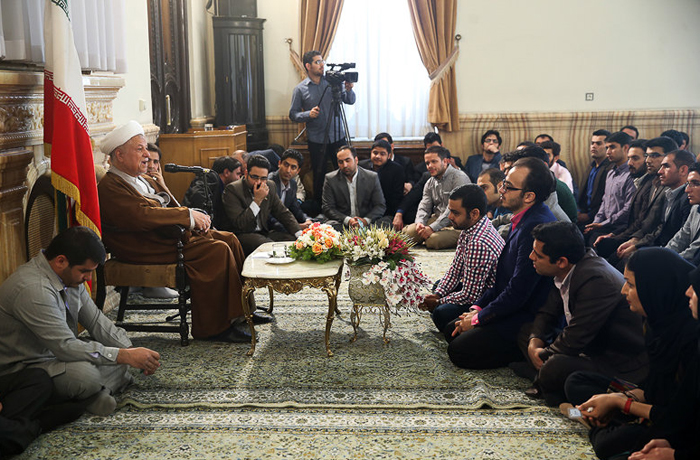 (تصاویر) دیدار دانشجویان با هاشمی (تصاویر) دیدار دانشجویان با هاشمی