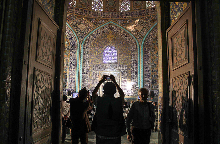 (تصاویر) رونمایی از فرش حرمحضرتزینب(س) (تصاویر) رونمایی از فرش حرمحضرتزینب(س)