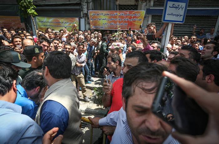 (تصاویر) بازسازی سرقت از صرافی فردوسی (تصاویر) بازسازی سرقت از صرافی فردوسی