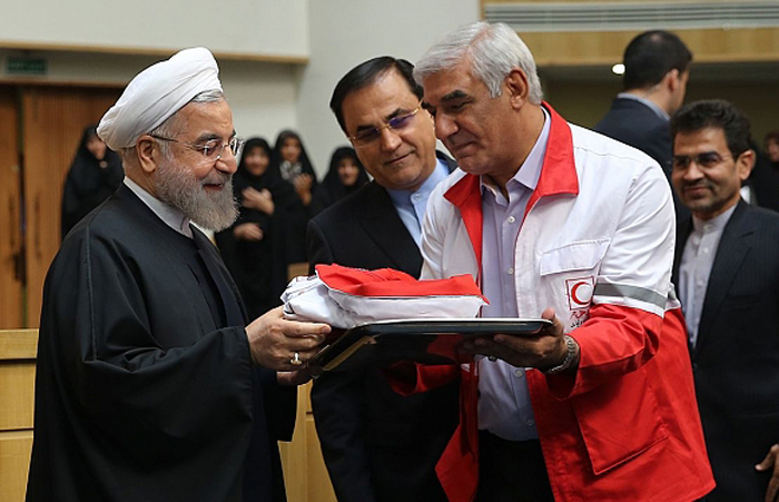 (تصاویر) روحانی عضو هلال احمر شد (تصاویر) روحانی عضو هلال احمر شد