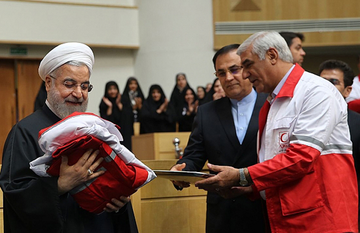 (تصاویر) روحانی عضو هلال احمر شد (تصاویر) روحانی عضو هلال احمر شد