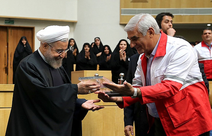 (تصاویر) روحانی عضو هلال احمر شد (تصاویر) روحانی عضو هلال احمر شد
