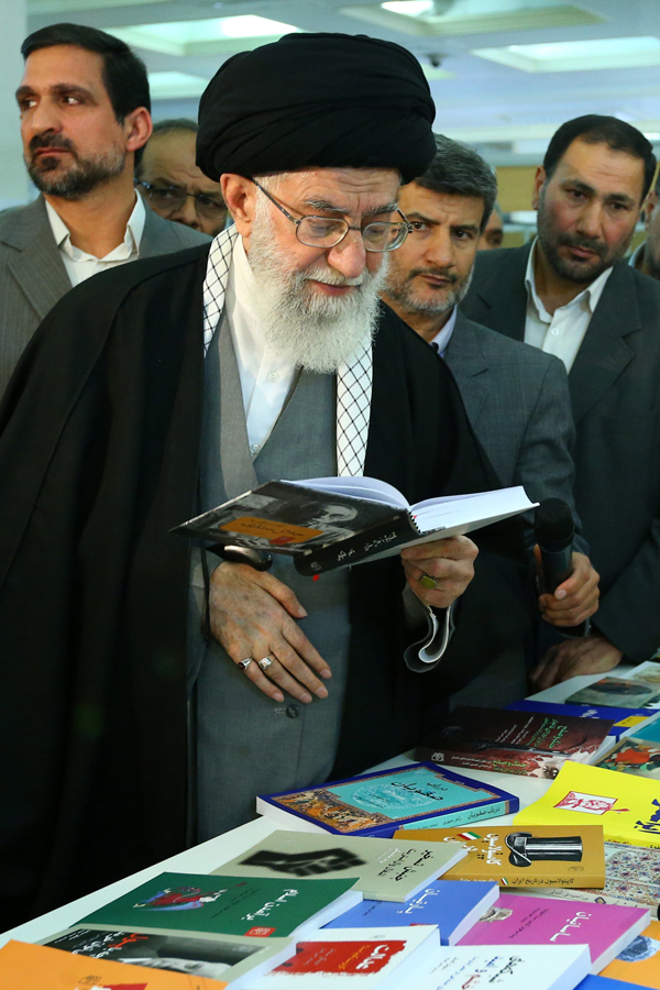 (تصاویر) رهبرانقلاب در نمایشگاه کتاب (تصاویر) رهبرانقلاب در نمایشگاه کتاب
