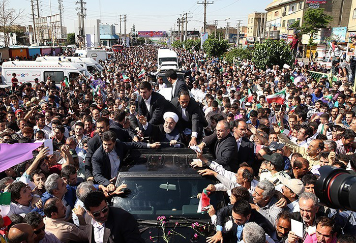(تصاویر) استقبال از روحانی در غرب تهران (تصاویر) استقبال از روحانی در غرب تهران