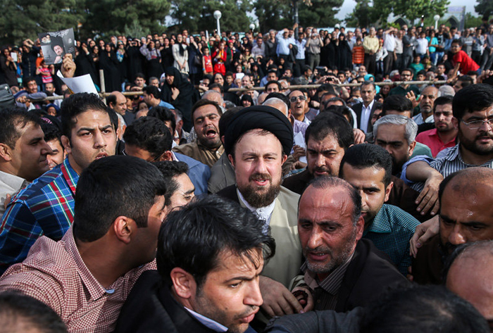 (تصاویر) قربانی گاو پیش پای یادگار امام (تصاویر) قربانی گاو پیش پای یادگار امام