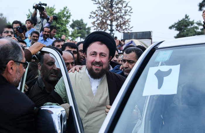 (تصاویر) قربانی گاو پیش پای یادگار امام (تصاویر) قربانی گاو پیش پای یادگار امام