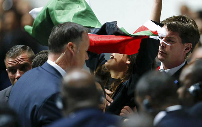 (تصاویر) دو زن معترض فلسطینی در نشست فیفا (تصاویر) دو زن معترض فلسطینی در نشست فیفا