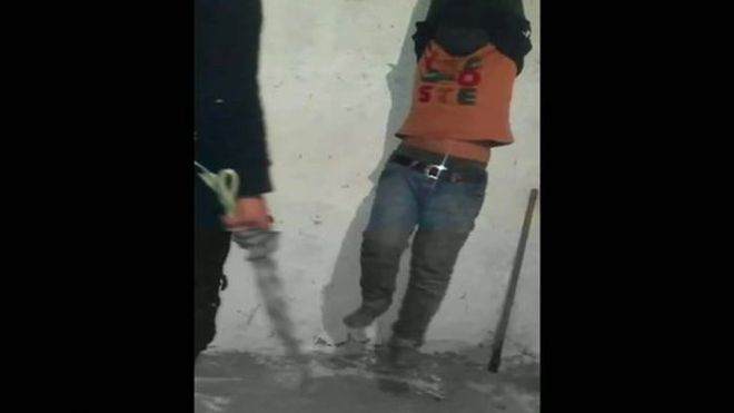 داعش از شکنجه پسربچه سوری فیلم گرفت داعش از شکنجه پسربچه سوری فیلم گرفت