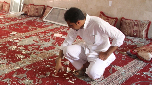 (تصاویر) حمله خونین به مسجد شیعیان عربستان (تصاویر) حمله خونین به مسجد شیعیان عربستان