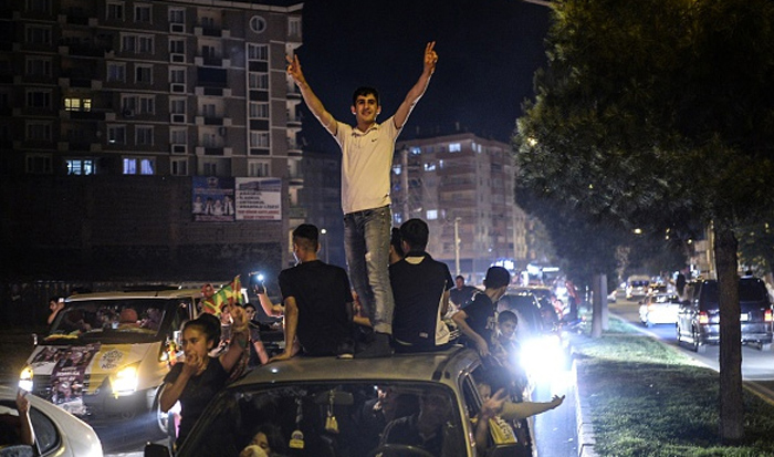 (تصاویر) جشن و شادمانی کردها در ترکیه