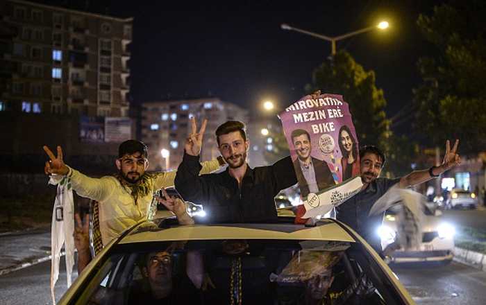 (تصاویر) جشن و شادمانی کردها در ترکیه