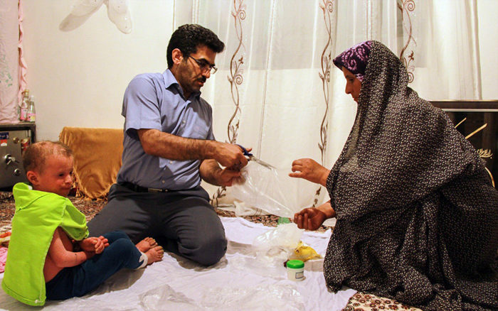 (تصاویر) کمک یک پزشک به (تصاویر) کمک یک پزشک به