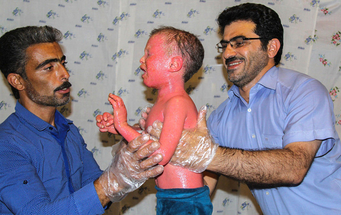 (تصاویر) کمک یک پزشک به (تصاویر) کمک یک پزشک به