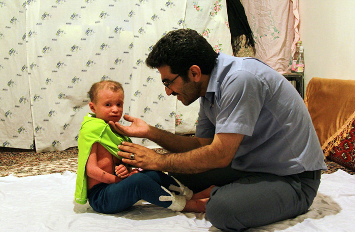 (تصاویر) کمک یک پزشک به (تصاویر) کمک یک پزشک به