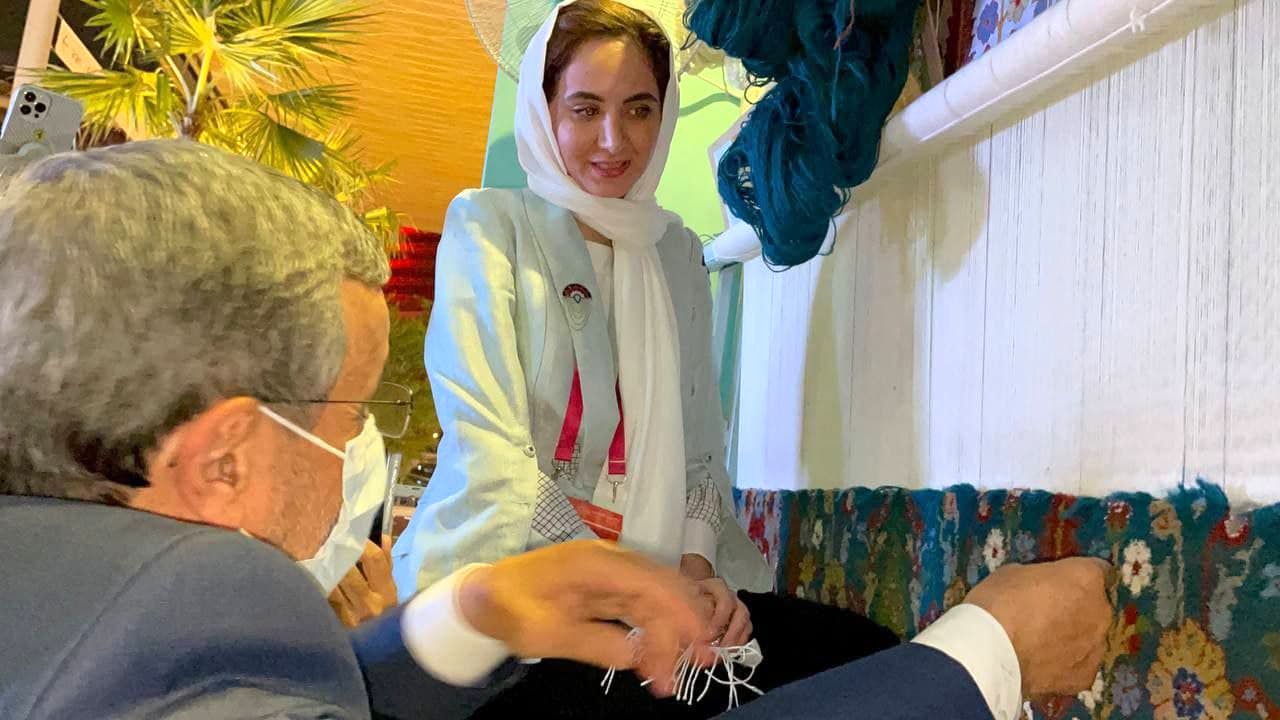 عکسی متفاوت از احمدی نژاد پای دار قالی