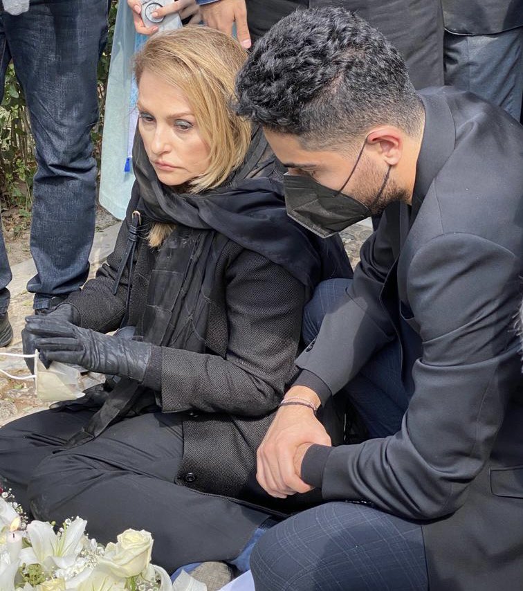 (تصویر) همسر و فرزند استاد شجریان در مراسم سالگرد درگذشت او