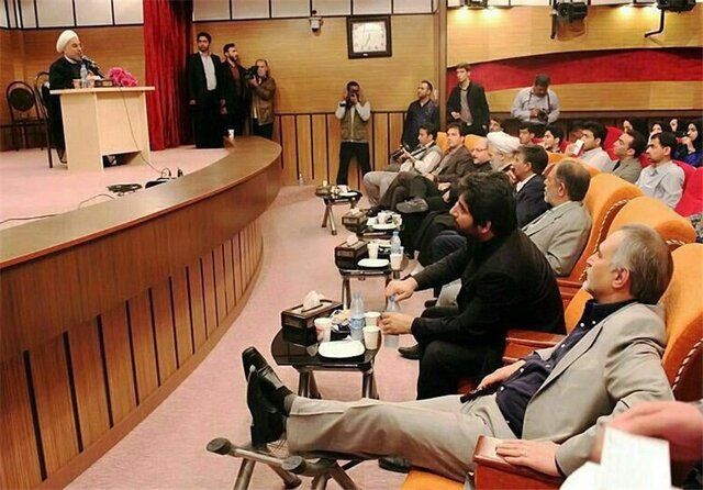 نشستن‌های حاشیه‌ساز