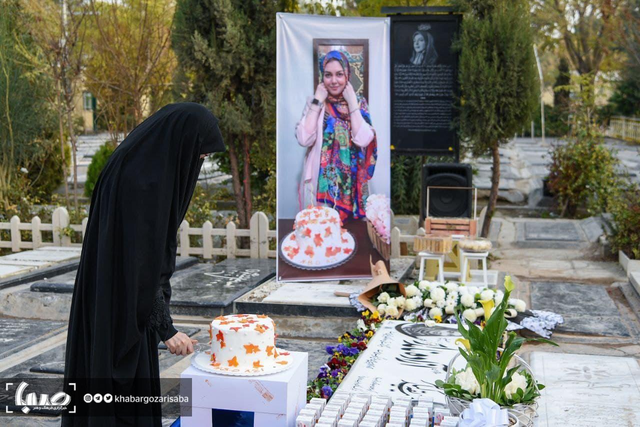 جشن تولد آزاده نامداری بر سر مزارش