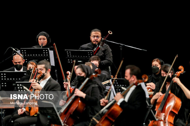 تنها زن رهبر ارکستر ایران در حضور تماشاگران روی صحنه رفت