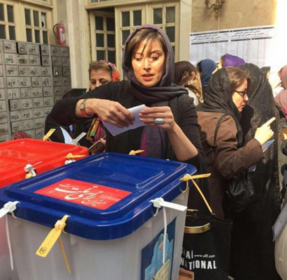 (تصویر) شرکت مهناز افشار و مهتاب کرامتی در انتخابات (تصویر) شرکت مهناز افشار و مهتاب کرامتی در انتخابات