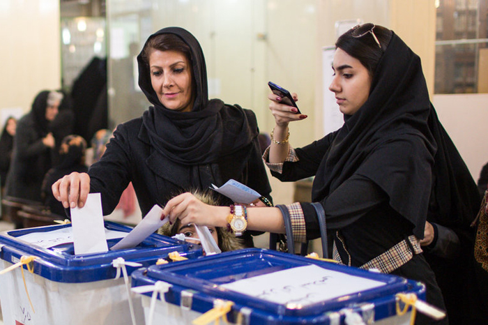 (تصاویر) بازار داغ سلفی در روز انتخابات (تصاویر) بازار داغ سلفی در روز انتخابات