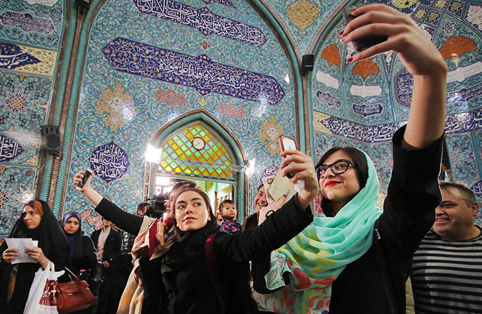 (تصاویر) بازار داغ سلفی در روز انتخابات (تصاویر) بازار داغ سلفی در روز انتخابات