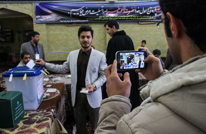 (تصاویر) بازار داغ سلفی در روز انتخابات (تصاویر) بازار داغ سلفی در روز انتخابات