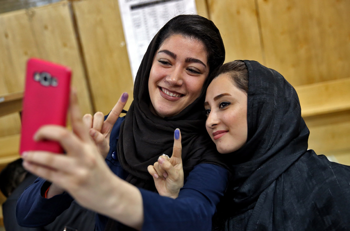 (تصاویر) بازار داغ سلفی در روز انتخابات (تصاویر) بازار داغ سلفی در روز انتخابات