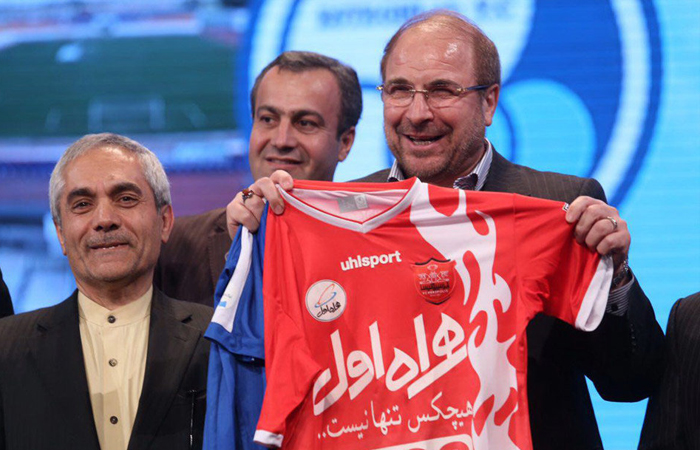 (تصاویر) اهدای پیراهن پرسپولیس و استقلال به قالیباف