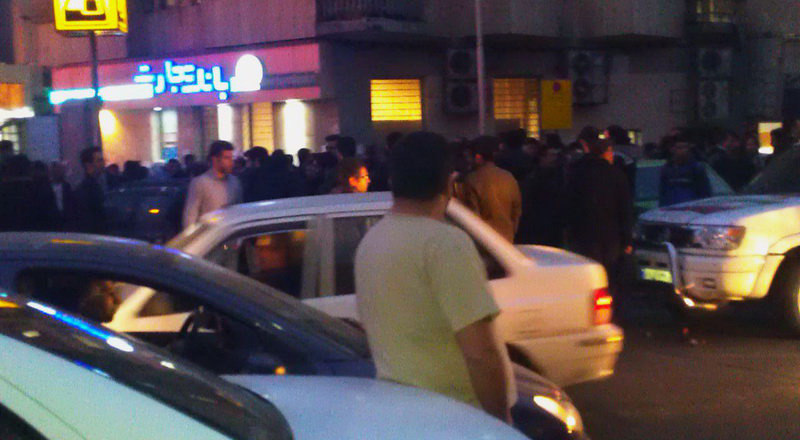 (تصاویر) درگیری شدید ماموران شهرداری با دست‌فروشان